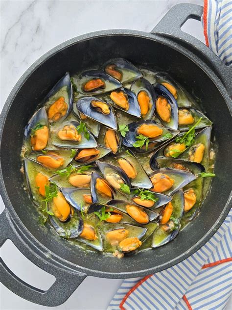 Plato de arroz con mejillones en salsa verde