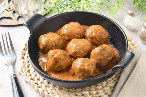 Albóndigas cocinándose en salsa