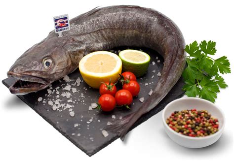 Merluza fresca y patatas sobre una tabla de cortar