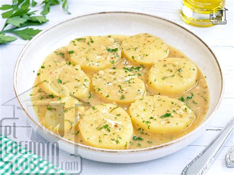 Patatas cociéndose en la salsa