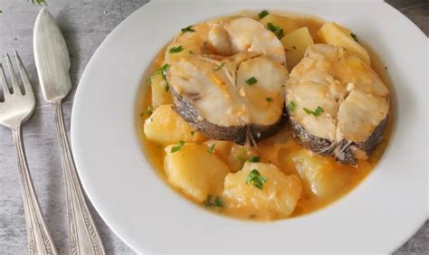 Guiso de merluza con patatas listo para servir