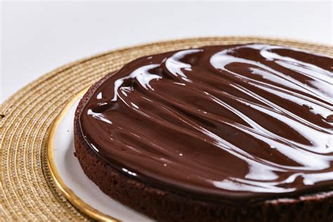 Tarta de chocolate con cobertura brillante