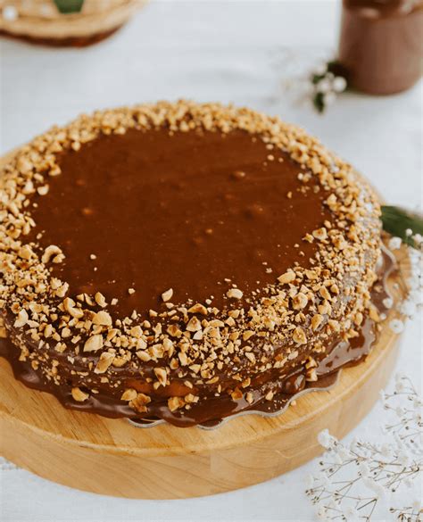 Cheesecake de Nutella decorado con avellanas