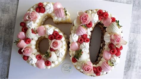 Tarta de cumpleaños con forma de número y flores de fondant
