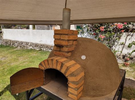 Detalle de la fabricación artesanal de un horno de barro