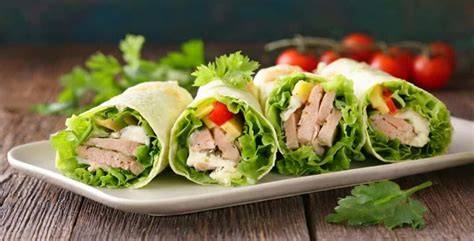 Ingredientes para rollitos de lechuga con pollo y especias orientales
