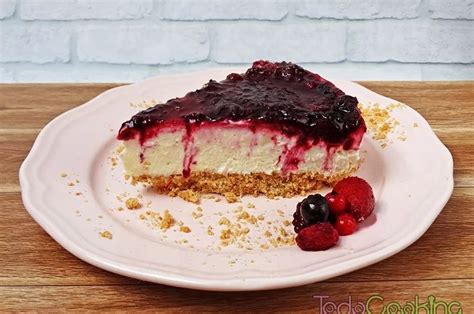 Tarta de queso con cuajada y mermelada de frutos rojos