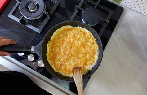Tortilla de huevo con Maizena cocinándose en sartén