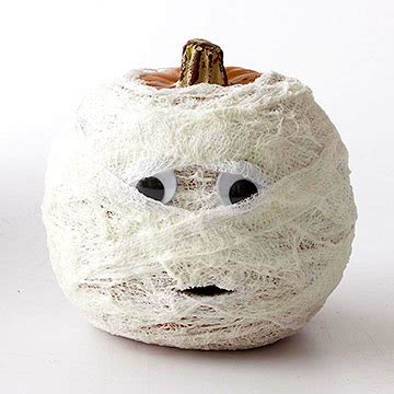 Tarta de calabaza decorada como una momia para Halloween