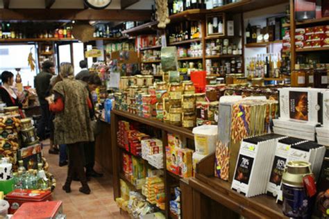 Variedad de productos de ultramarinos en una tienda