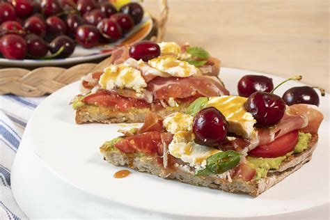 Brunch griego con tosta de jamón y yogur