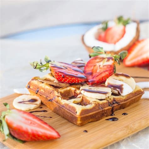Gofre del brunch belga con frutas y chocolate