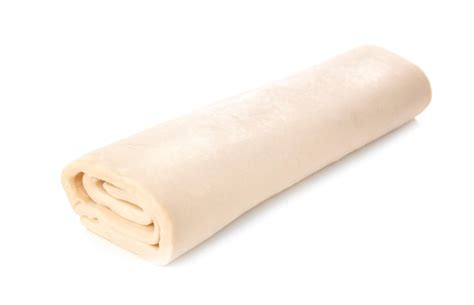 Masa de hojaldre fresca y envuelta en plástico