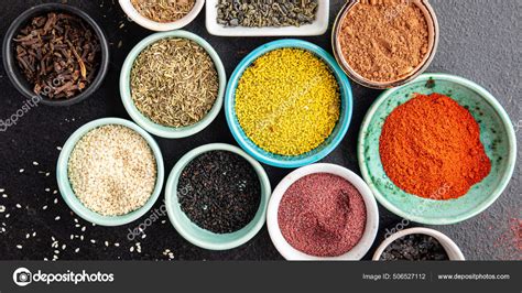 Mesa con diferentes tipos de especias molidas y en grano