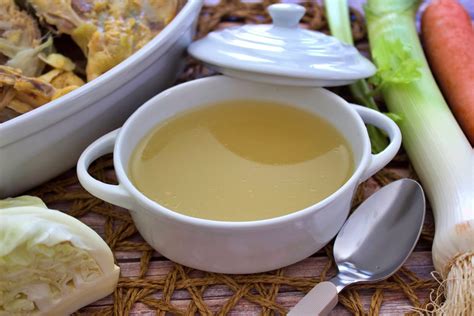 Caldo de pollo casero hirviendo