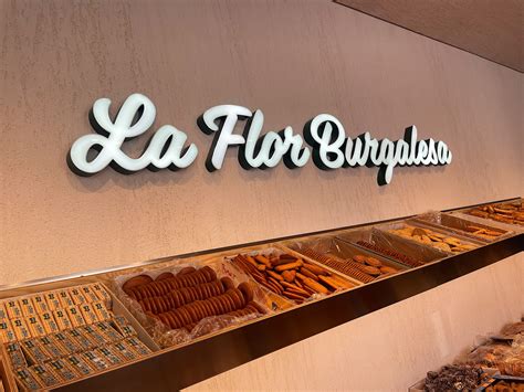 Variedad de galletas y barquillos producidos por La Flor Burgalesa