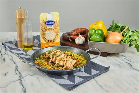 Ingredientes frescos para paella de carne