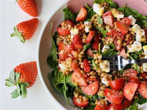 Ensalada de lentejas y fresas lista para aliñar