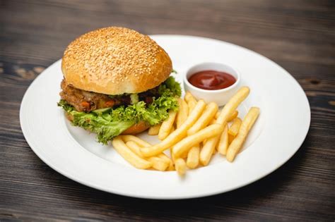 Hamburguesa de Angus en un plato