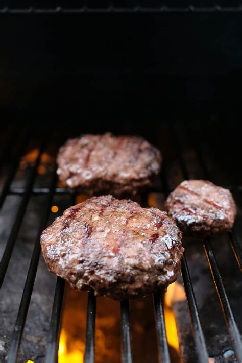 Detalle de una hamburguesa de Angus cocinándose
