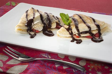 Crepes con frutas y chocolate