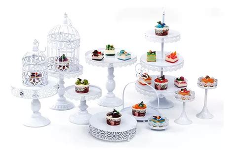 Variedad de soportes de metal para pasteles