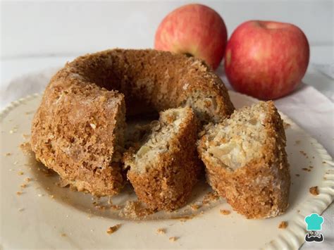 Horno con una torta de avena y manzana horneándose, con un palillo insertado en el centro