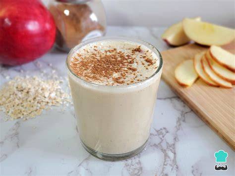 Rebanada de torta de avena y manzana verde con una taza de café