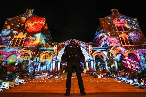 Espectáculo de luces led en murales urbanos