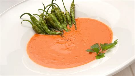 Plato de salmorejo con guindillas fritas decorado con perejil
