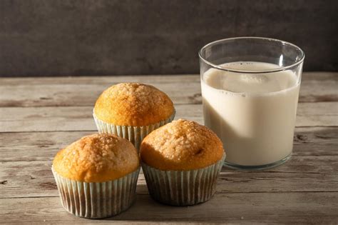 Magdalenas recién horneadas con relleno de crema de Nesquik
