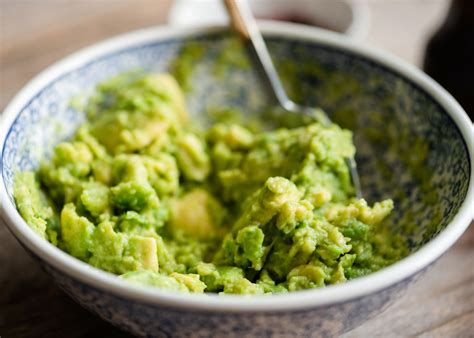 Aguacate machacado con tenedor