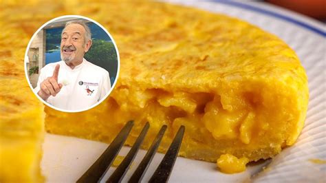 Mujer mayor cocinando tortilla de patatas