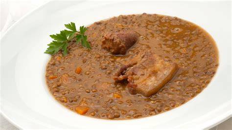 Lentejas con chorizo y panceta servidas