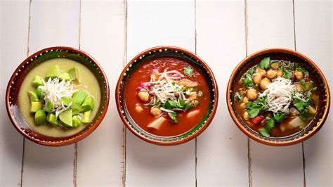 Variedades de pozole: verde, rojo y blanco, con sus ingredientes principales