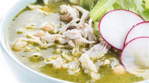 Mesa con todos los ingredientes frescos para preparar pozole verde