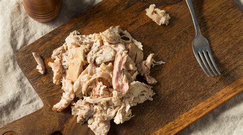 Pollo desmenuzado en un tazón listo para añadir al pozole