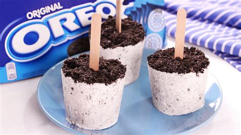 Postres helados de Oreo decorados con chocolate y mini Oreos