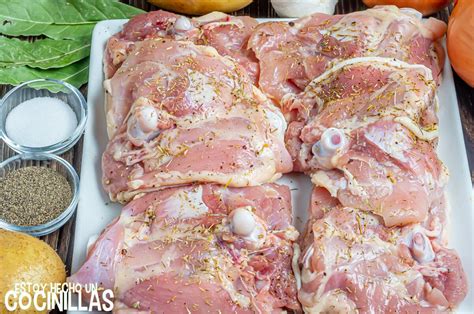 Contramuslos de pollo marinando