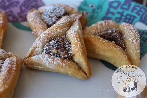 Comparación de galletas Orejas de Amán con forma de oreja y Hamantaschen triangulares