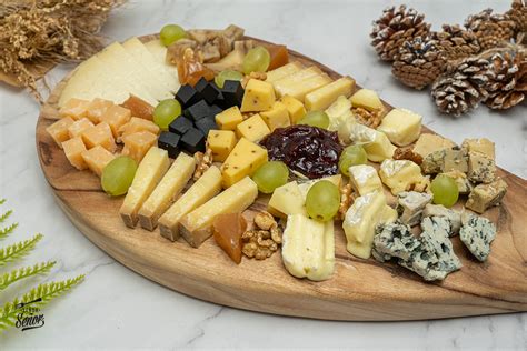 Variedad de quesos en una tabla