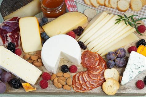 Tabla de quesos y embutidos variados