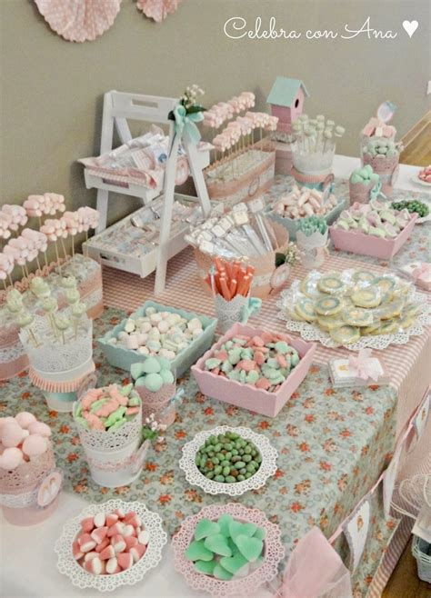 Mesa dulce decorada con galletas y dulces de comunión