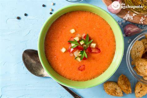 Plato de gazpacho frío con ingredientes frescos