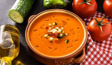 Ingredientes frescos para gazpacho: tomates, pimientos, pepino, ajo
