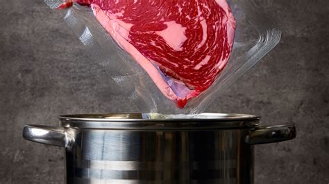 Aparato de cocción sous vide sumergido en agua con huevos