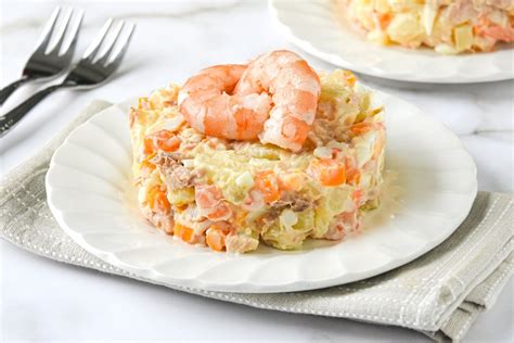 Ingredientes frescos para la ensaladilla de gambas sobre una mesa de madera
