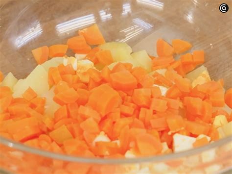 Proceso de troceado de patatas cocidas para ensaladilla