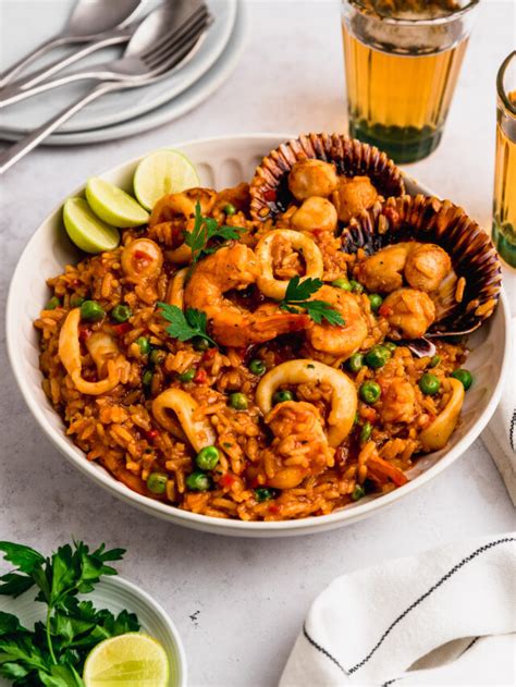 Ingredientes frescos para arroz con mariscos