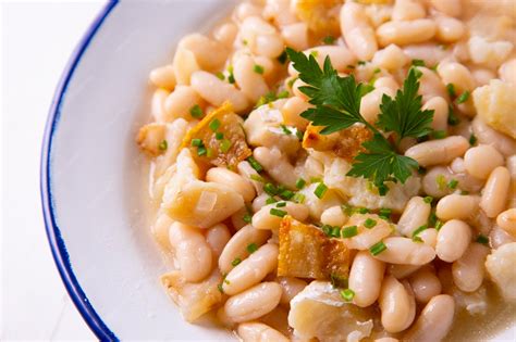 Ilustración de un plato de comida mediterránea con alubias blancas